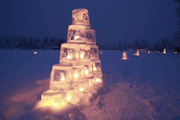 Yllätyksenä tullut lumipyrykään ei himmentänyt Paakin jäälyhtyjen loistoa välivuoden jälkeen – Katso kuvat ja video tunnelmista