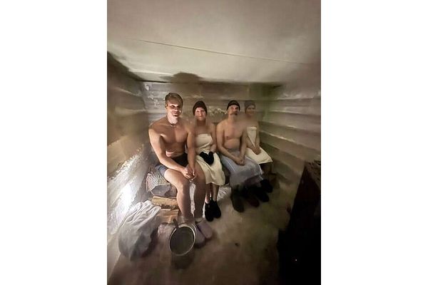 Sotkamossa Laakajärvellä saunotaan jääsaunassa, joka on erikoinen elämys