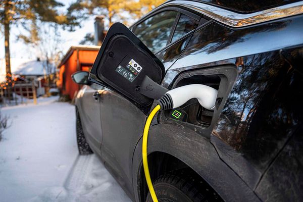 Pääkirjoitus: Siellä tehdään ostokset, missä pystyy lataamaan autoa