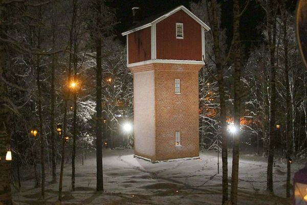 Vuokatin rautatieaseman vesitorni loistaa nyt iltaisin