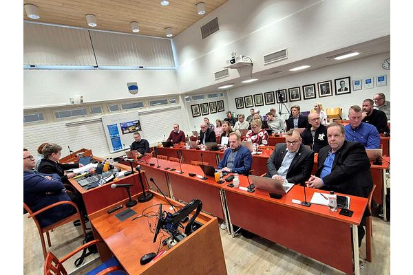 Kunnanvaltuusto: Timo J. Korhonen valittiin luottamustehtävään, myös koulujen välipalan laatu ja määrä aiheutti keskustelua