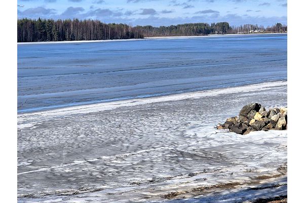 Jäällä kävelijät säikäyttivät ohikulkijan Sotkamossa