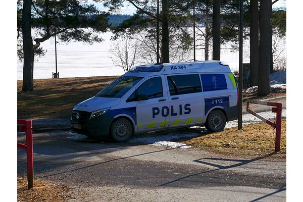 Vene ajautui penkkaan ja pomppasi kuuden metrin matkan maalle Sotkamossa