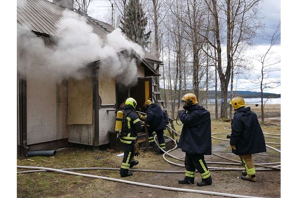 Omakotitalo poltettiin Pisterinniementiellä – katso kuvat pelastuslaitoksen talonpolttoharjoituksista
