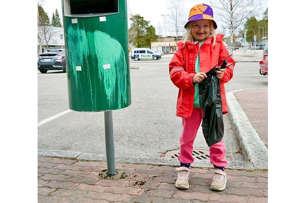 Pieni ympäristösankari Sotkamosta – 5-vuotias Viola kerää innokkaasti roskia