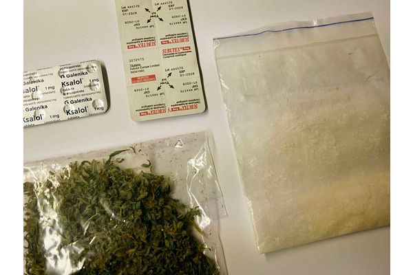 Huumeiden ja lääkkeiden yhteiskäyttö aiheuttaa kuolemia Sotkamossa – Alfa-PVP:n määrä Kainuussa huolestuttaa poliisia
