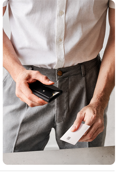 Store up to 3 cards & 10 bills.