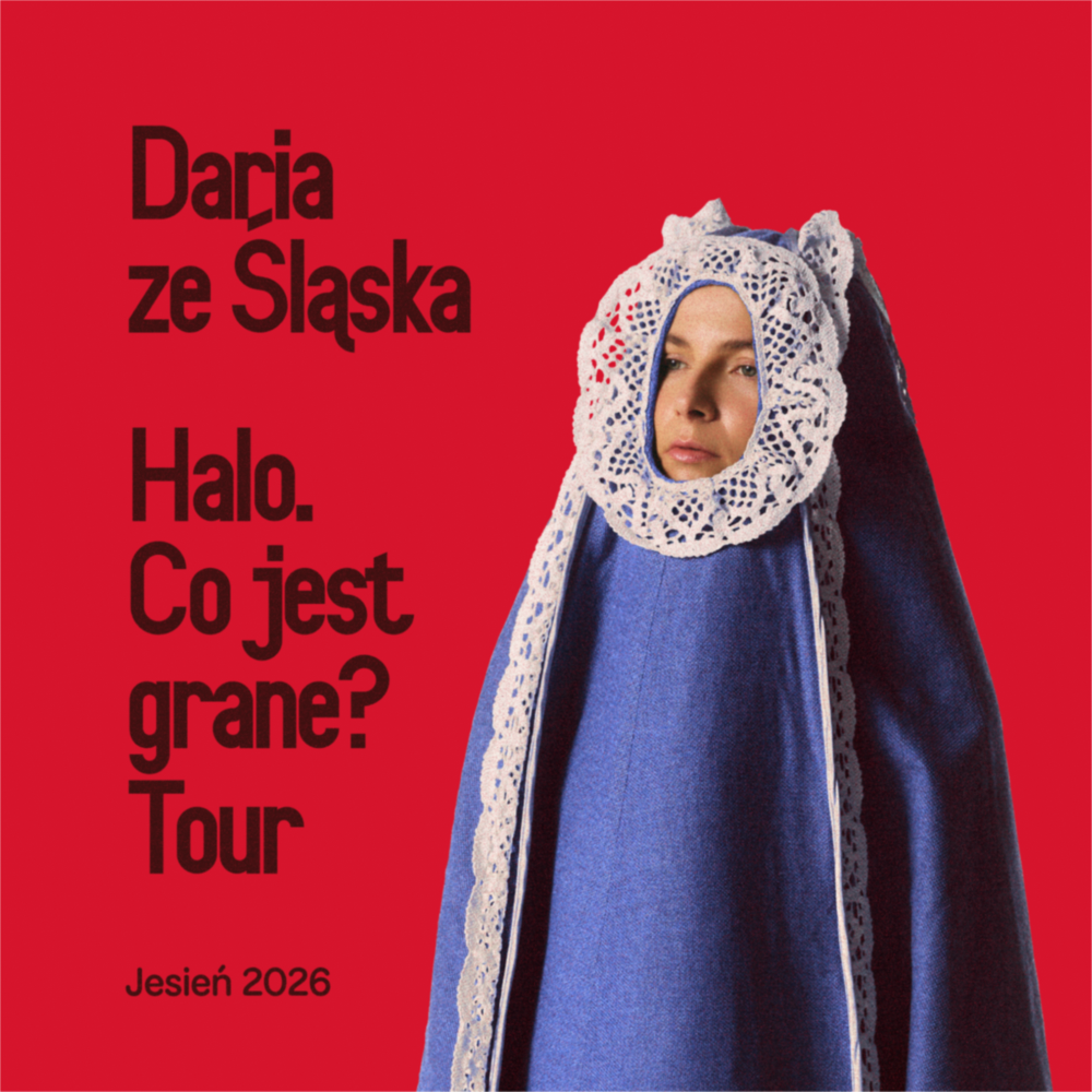 Concert poster showing a person in a blue cloak with a white lace ruff against a red background, Polish tour text: "Daria ze Śląska – Halo. Co jest grane? Tour Jesień 2026"