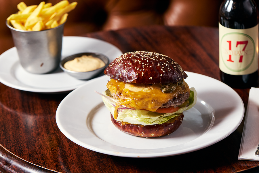 https://cdn.sweetdeal.dk/media/31/2e/bc/1736260964/cafe-nyhavn17-burger-1.png?width=900 