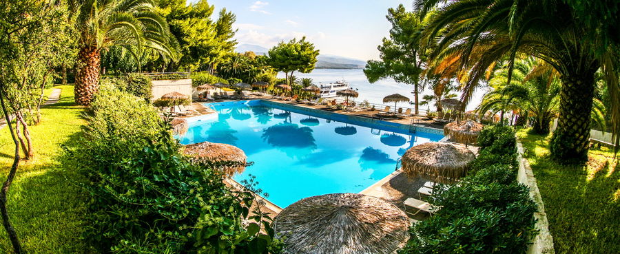 https://cdn.sweetdeal.dk/media/3b/b0/a1/1736241379/Greece-Loutraki-King-Saron-pool-side-area.jpg?width=900 