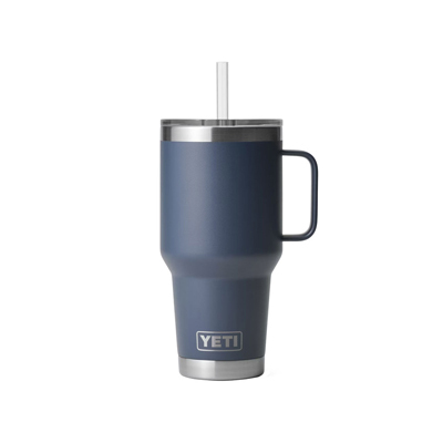 Dunkelblauer YETI Rambler 35-oz (ca. 1 l) Straw Mug mit großem flachen Griff an der Seite, transparentem Trinkhalm-Deckel und isolierter Edelstahlbodenkante.