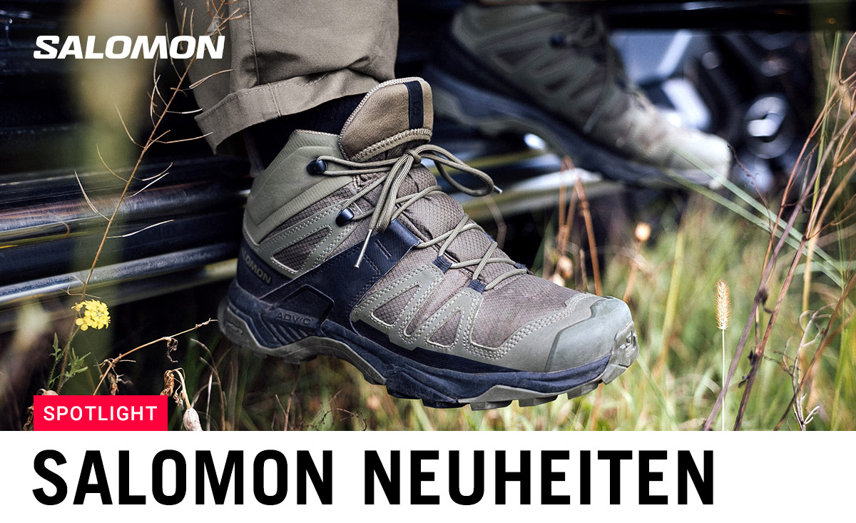 Detailaufnahme eines Salomon FORCES Wanderschuhs im Gelände, getragen mit brauner Hose. Fokus auf Design, Struktur und Outdoor-Tauglichkeit.