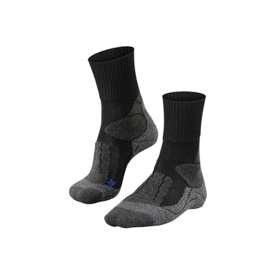 Ein Paar schwarze/graphit-graue Trekking-Socken FALKE TK1 Adventure Cool Men mit anatomischer Form, Polsterung im Zehen- und Fersenbereich sowie hohem Schaft, auf hellem Hintergrund nebeneinander gelegen.