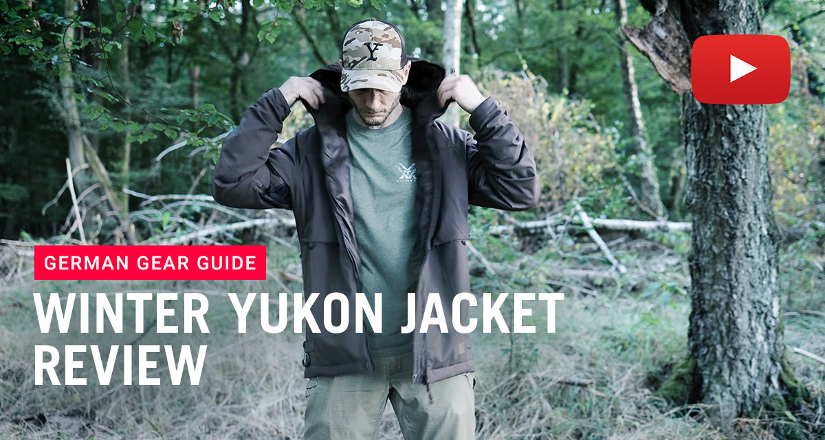 Julius Battenfeld, bekannt als German Gear Guide, trägt die Helikon-Tex Winter Yukon Jacket in Braun und testet sie im Wald. Im Video werden Funktion, Passform und Wetterschutz der Jacke vorgestellt.