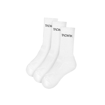 Drei weiße Sportsocken im 3er-Pack von TACWRK, sauber übereinander gelegt, jeweils mit komfortablem Rippbund und verstärkter Ferse, vor weißem Hintergrund.