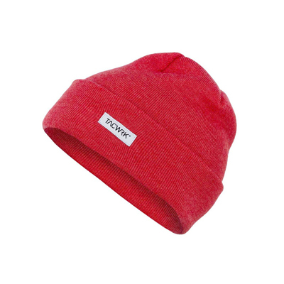 Leuchtend korallrotes TACWRK Merino Beanie aus 100 % feiner Merinowolle – weich, atmungsaktiv, geruchshemmend und kratzfrei. Stylisches Winter-Accessoire mit umgeschlagenem Rand und dezentem TACWRK-Label.