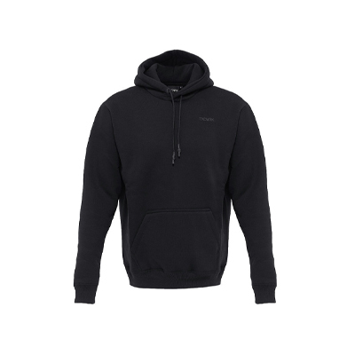 Tiefschwarzer TACWRK Ghost Hoodie aus softem Baumwollmix mit gummiertem Logo, Metallösen und lässiger Unisex-Passform – reduziert, bequem, hochwertig.