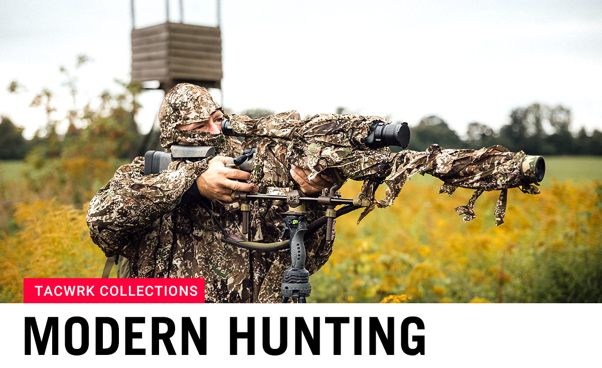 Jäger in moderner Tarnbekleidung zielt mit Camouflage-Gewehr – neue Modern Hunting Kollektion bei TACWRK.