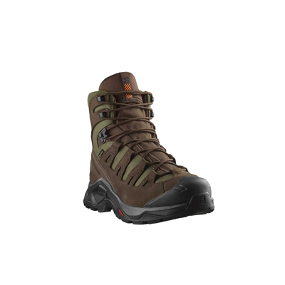 Salomon Quest Tracker GTX in Earth Brown, Ranger Green und Black – robuster All-Terrain-Outdoorstiefel mit Vollnarbenleder-Textil-Obermaterial, GORE-TEX-Membran und hochprofiliger Contagrip-Sohle, Seitenansicht im Revier einsatzbereit.