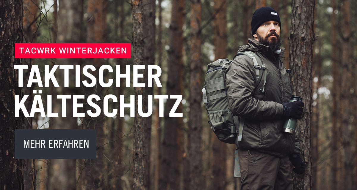 Mann in taktischer Winterjacke mit Rucksack und Thermobecher im Wald – TACWRK Kälteschutz für anspruchsvolle Einsätze.