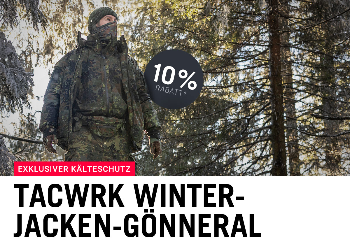 Taktische Winterjacke im frostigen Wald – Outdoor-Abenteurer in Flecktarn mit 10 % Rabattaktion von TACWRK.