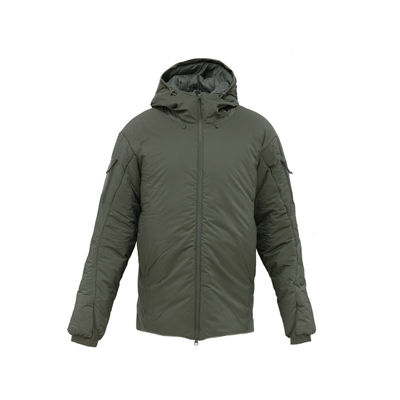 Frontansicht der taktischen Winterjacke ‚Siberia MiG Jacket‘ von Tilak Military Gear in Khaki: Stehkragen mit Kapuze, mittiger Zwei-Wege-Reißverschluss, zwei große Fronttaschen mit verdeckten Reißverschlüssen, Oberarmtaschen mit Flauschflächen, etwas übergroß geschnitten für Layering.