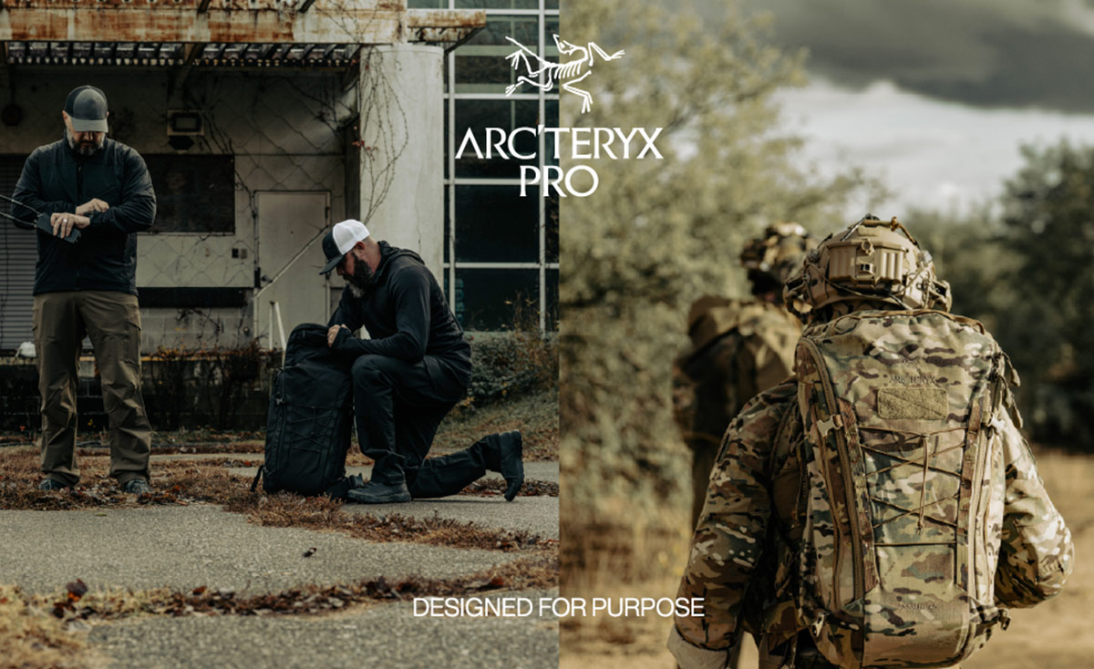 Zwei Männer bereiten Arc'teryx PRO Ausrüstung vor einem verlassenen Gebäude vor, daneben Einsatzkräfte mit Arc'teryx PRO Rucksäcken in Tarnkleidung im Gelände.