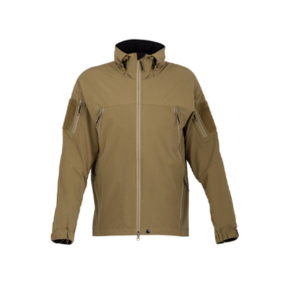 Tilak Military Gear Noshaq Jacket – robuste taktische Softshelljacke mit asymmetrischem Schnitt, verlängerter Rückenpartie, integrierter Kapuze, Belüftungsreißverschlüssen, anatomisch geformten Ärmeln und mehreren funktionalen Taschen für professionelle Einsätze.