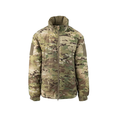 Frontansicht der Helikon‑Tex Level 7 Lightweight Winter Jacket Multicam, einer taktischen, leichtgewichtigen Winterjacke mit Multicam-Tarnmuster, hoch geschlossenem Reißverschluss, abnehmbarer Helm-kompatibler Kapuze, mehreren Taschen und isolierendem Climashield-Material für Kälteschutz.