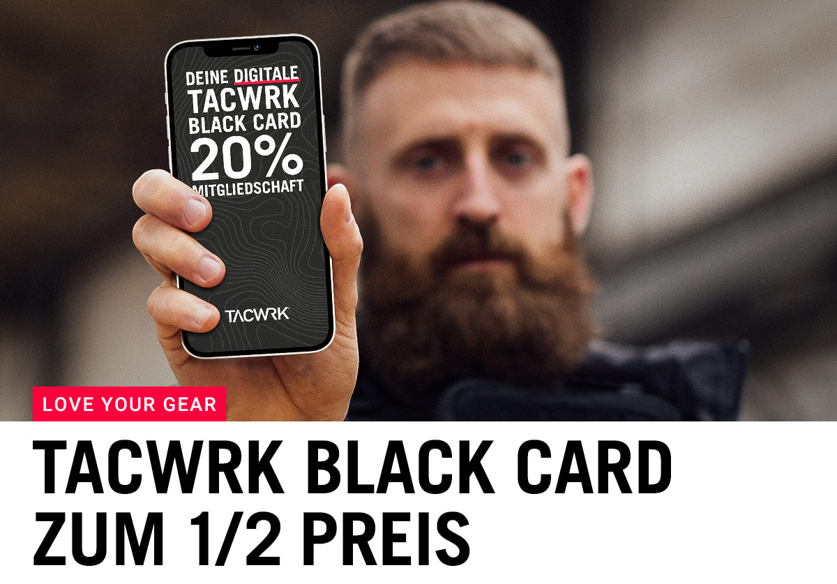 Eine Person hält ein Smartphone mit der digitalen TACWRK Black Card in die Kamera, sichtbar ist eine 20 % Mitgliedschaft, Fokus auf exklusives Vorteilsprogramm.