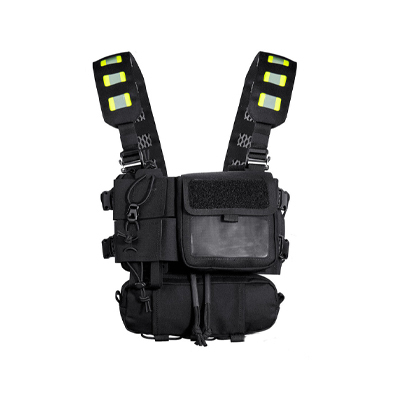 Foto eines schwarzen, modularen Taktischen Security-Chest-Rig-Systems von Tasmanian Tiger, einem leichten, verstellbaren Brusttragesystem mit mehreren Taschen und Klettflächen zur organisierten Mitnahme von Ausrüstung, inklusive reflektierenden Signalstreifen und abnehmbaren Modulen zur individuellen Anpassung für Sicherheits- und Ordnungsdienste.