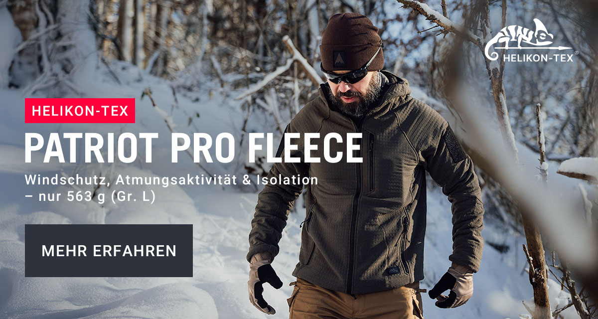Mann trägt Helikon-Tex Patriot Pro Fleece im verschneiten Wald – winddicht, atmungsaktiv und isolierend, nur 563 g (Gr. L).