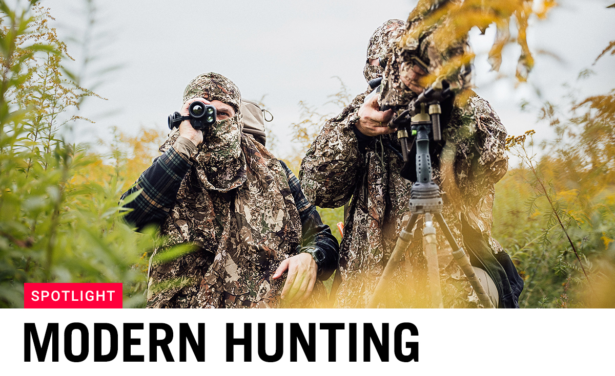 Zwei Jäger in Tarnbekleidung mit Fernglas und Gewehr im Feld – Modern Hunting Spotlight.