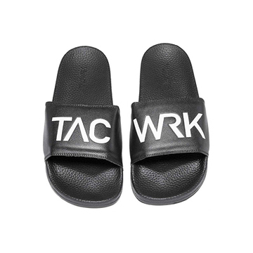 TACWRK Taclette – taktische Badeschlappen in schwarzer Lederoptik mit rutschfester Sohle.