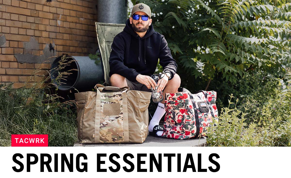 TACWRK Spring Essentials – Person sitzt im Freien mit Taschen und Ausrüstung im urbanen Outdoor-Setup.