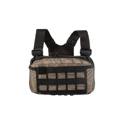 5.11 Tactical Skyweight Survival Chest Pack in Major Brown – ultraleichte Chest Rig mit MOLLE-Fläche und Schnellzugriff für essentielle Ausrüstung.