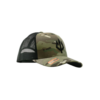 Black Trident Urban Trucker Cap in Multicam – Tactical Trucker Cap mit atmungsaktivem Mesh, gebogenem Schild und gesticktem Frontlogo.