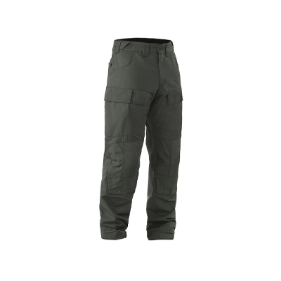 Arc'teryx PRO Assault Pant AR Men's Gen2 in Ranger Green. Robuste taktische Hose aus Nylon-Baumwoll-Ripstop mit ergonomischem Schnitt, Cargo- und Gesäßtaschen, verstellbarem Bund und Beinabschluss sowie integrierten Kniepolstertaschen.