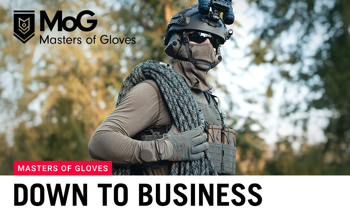 Masters of Gloves Einsatzhandschuhe, taktischer Anwender mit Helm und Plattenträger im Outdoor-Einsatz.
