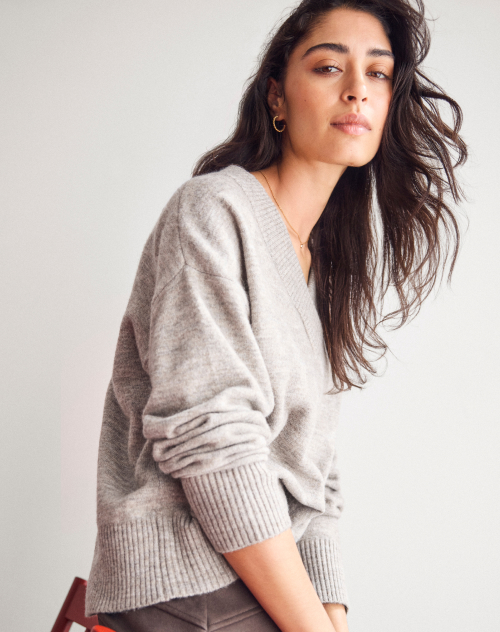 V‑neck plush lofty knit style