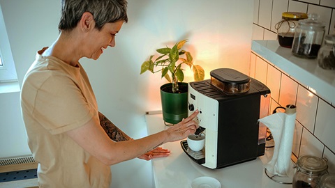 femme se faisant un expresso