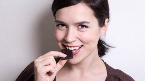 femme qui mange un carré de chocolat