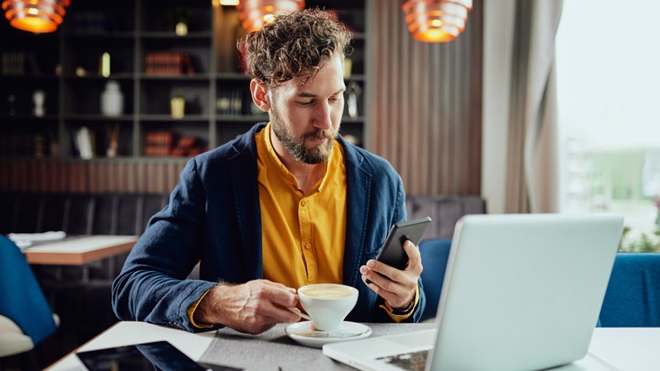 hommes qui cherche un opréteur télécom