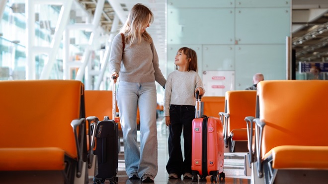 mère et fille dans un aéroport
