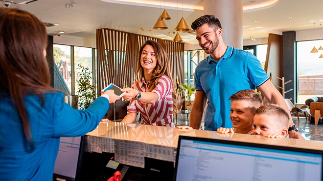 famille à la réception d'un hotel