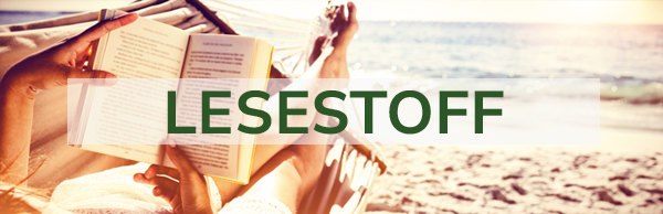 Mit Buch am Strand