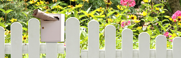 Gartenzaum mit Briefkasten