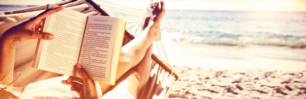 Mit Buch am Strand