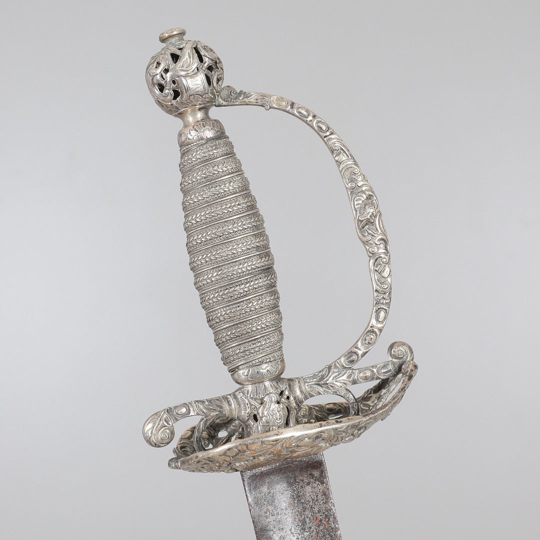 Militaria, Guns, Swords, Badges & Uniform