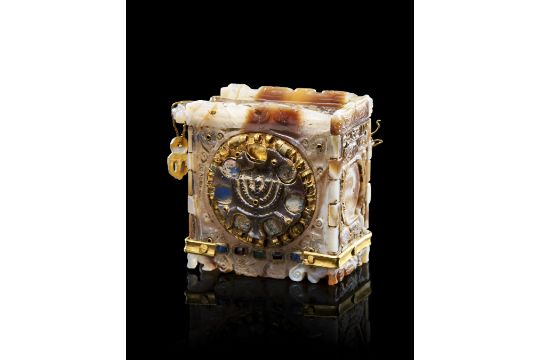 A Highly Rare Gem-Set Agate Ceremonial Casket